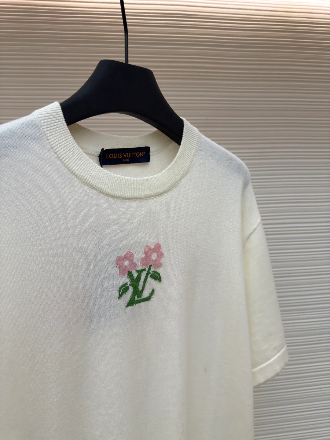 LOUIS VUITTON woolen short sleeves with floral logo ●Authentic product: Purchased and developed at 9250 ●Item number: 1680130-A55 ●Fabric: pure cotton fabric ●Technology: woolen fabric ●Version: fitted version ●Weight: about 258 grams ●Size: XS-S-M-L ●Description: Knitting is carried out using a Stoll 14-needle ultra-fine machine imported from Germany worth 47W. It is knitted at a parallel and even speed with reference to the original single-sided partial mesh bottom hanging wool structure. Each piece takes 270 minutes. During the weaving, 16 sand spits are used to alternately knit back and forth. The number of knitting rows for a single front garment hanging wool is as high as 6352. The newly woven garment has so many knots that it requires It requires pure manual thread picking, knot head inspection, random inspection before seam picking, washing, original main label, wash mark, details down to the height of the wash mark, stitching method, and final ironing. Only after a general inspection can it be packaged and shipped. It is not like those ordinary computerized flat knitting machines. In order to rush the goods, the speed is turned to the limit, and the stitches of the knitted garments are different in size, code, and patterns. The overall wiring is straight and delicate, the fabric is comfortable and soft, and the color is consistent without color difference. It can be matched with the same style to create a fashionable look and control various occasions. Customized accessories, complete with three standards, same style for men and women!